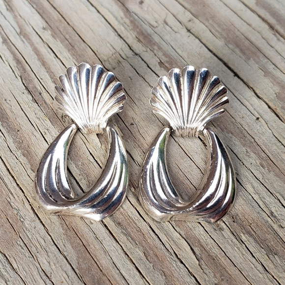 Botticelli Venus Sterling Silver Clamshell Earrings - Picture 4 of 4